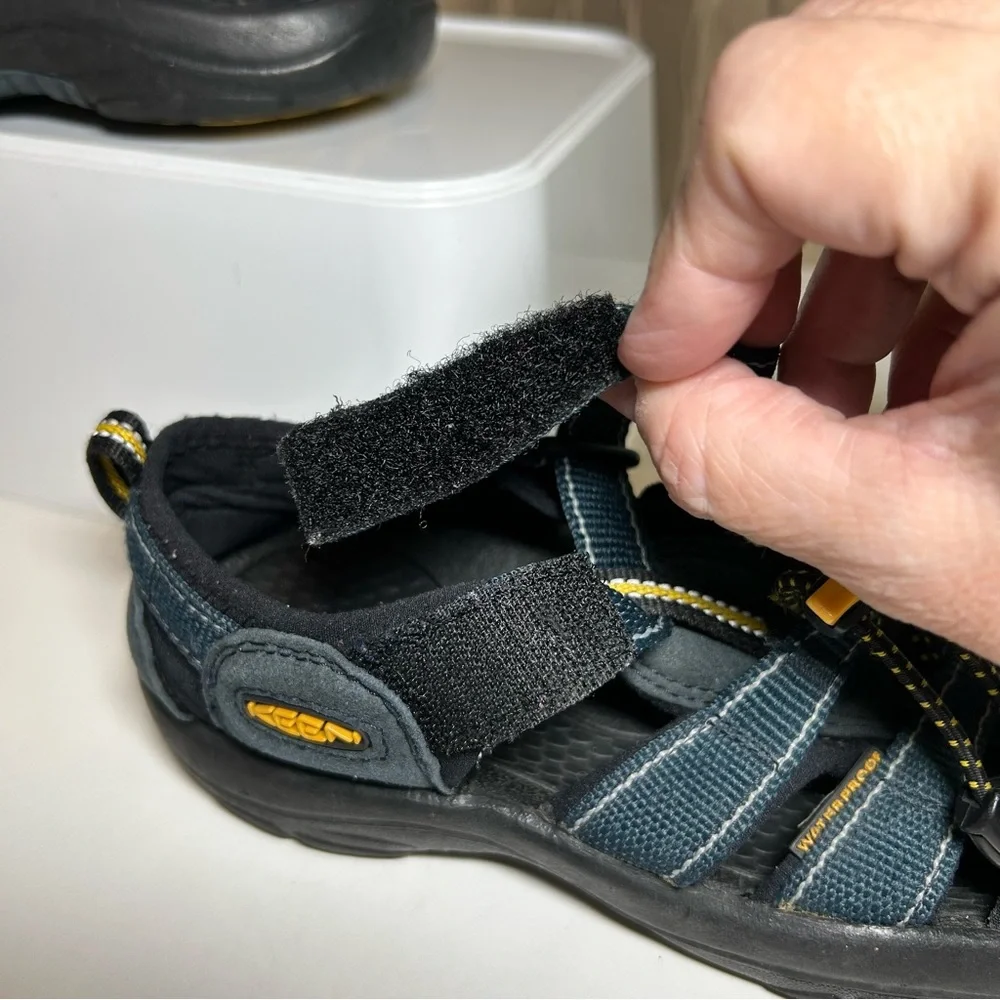 Keen Newport H2 Youth 4 Closed Toe Toggle Laced Navy Blue Yellow Black Water